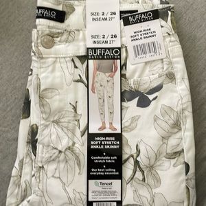 Buffalo David Bitton size 2/26 high rise skinny jeans. White/ivory/green floral